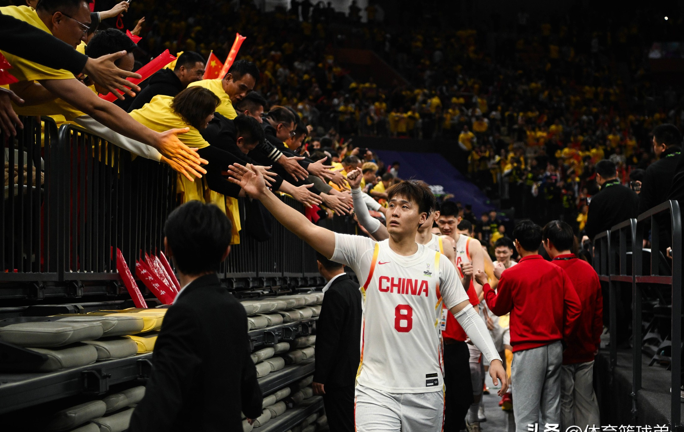 开云中国-中超稀有画面! 球迷与球员在比赛中发生冲突